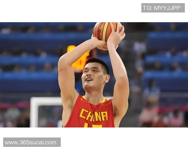 姚明抬头照片展现巨人风采与自信气质的完美结合